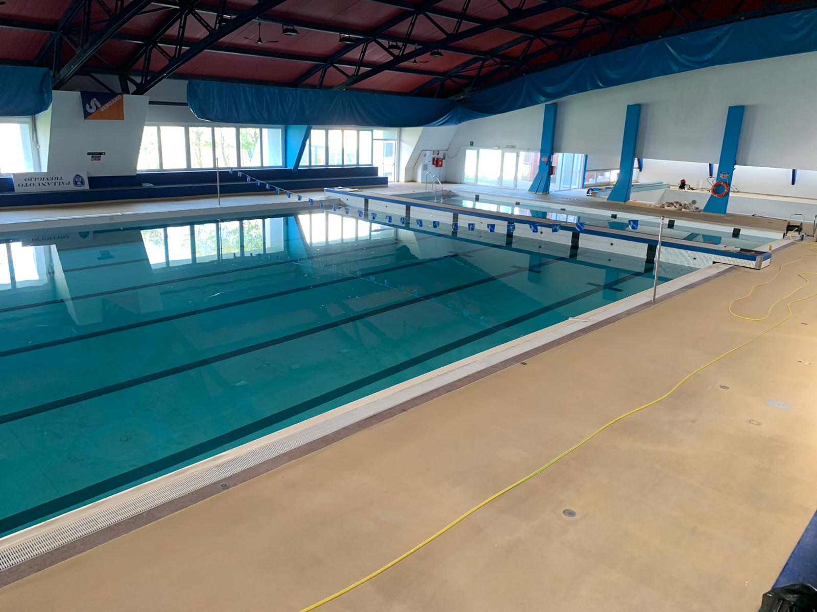 Piscina comunale attrezzata con vasche interne e parco acquatico esterno.