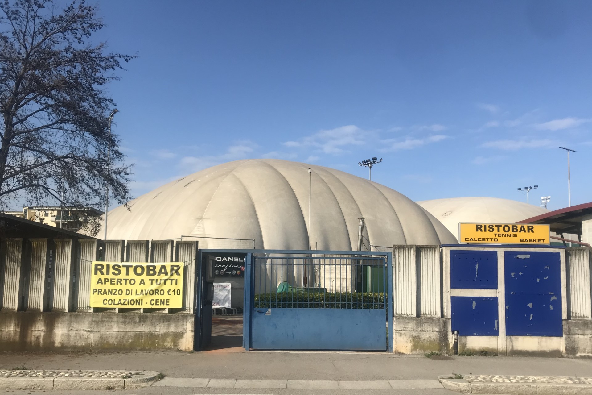 Centro tennis comunale. Struttura non gestita dal Comune di Romano di Lombardia.